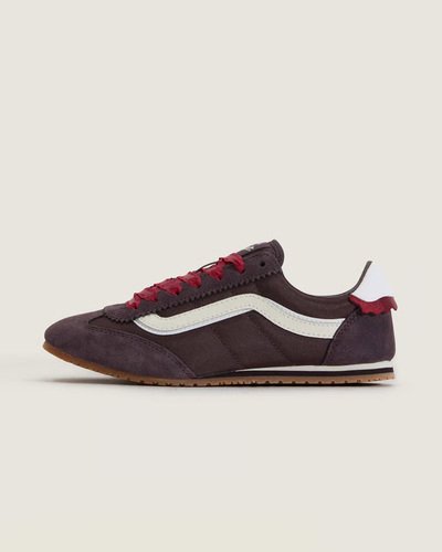 Versatilidade retrô. Inspirado na Coleção Serio dos anos 80 - combinando estilo retrô com um toque moderno. O Tênis Super Lowpro Chou Lace Purple Red revive um legado de perfil baixo, inspirado nos perfis elegantes e baixos dos tênis de corrida e flats dos anos 80. Inspirado no Serio Style 84, ele canaliza a incursão passada em calçados esportivos, combinando design tradicional com versatilidade para o dia a dia. Leve e feito para se movimentar, ele se mantém fiel ao legado da Vans - de ir além do skate.