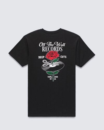 O estilo “Off The Wall” é referência nas artes, na cultura de rua e nos esportes de ação. A Camiseta Deep Cut Ss Black de manga curta é urbana e compõe o visual com inspiração no street style. Confeccionada em tecido 100% algodão e de gola redonda, a camiseta apresenta uma estampa nas costas com a icônica rosa sendo recortada por uma tesoura, dentro de um disco de vinil - um clássico da Vans. Já na parte frontal, apresenta a assinatura Vans® “Off The Wall” na altura do peito, no lado esquerdo, com ambas estampas em silk à base d’água. Com modelagem clássica, a peça fica mais soltinha no corpo. Para uso em momentos de lazer e na prática de esportes de ação, ela proporciona conforto e veste fácil.