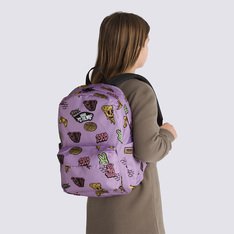 Uma mochila clássica com o DNA da Vans, a Mochila Lavender Mist Infantil tem um design de dois bolsos com um organizador para manter seus itens importantes bem organizados e um bolso lateral para garrafa de água para fácil hidratação. O modelo na cor lilás traz estampas Vans icônicas por toda a peça, com aplicação de etiqueta Vans® Old Skool. A equipe da Vans estabeleceu metas ambiciosas de sustentabilidade. Grandes ou pequenos, todos os esforços resultam em mudanças positivas. Para ganhar o logotipo do globo Checkerboard, pelo menos 30% do produto deve ser feito de um ou uma combinação de materiais reciclados, renováveis ??e/ou regenerativos. Para saber mais sobre a Vans® e sua jornada em direção a materiais sustentáveis, acesse www.vans.com.br/sustentabilidade.