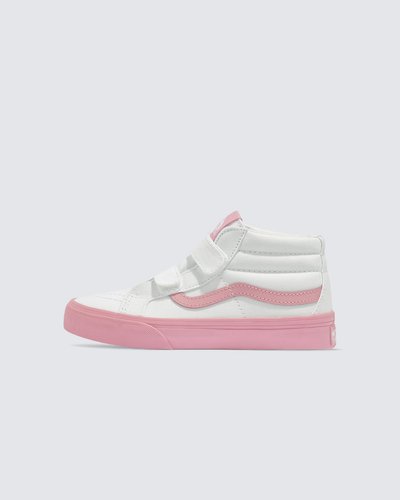 Feito com uma estética familiar do Sk8-Hi e fechos de velcro que proporcionam um ajuste seguro sem complicações. O Tênis Sk8-Mid Pop Outsole Pink Marshmallow Infantil honra a silhueta icônica do Sk8-Hi enquanto oferece uma aparência atualizada no modelo de cano médio, proporcionando um ajuste fácil e seguro, mantendo o conforto dos pequenos durante todo o dia. O tênis apresenta biqueiras reforçadas, colarinhos acolchoados de suporte e sola de borracha waffle exclusiva Vans.