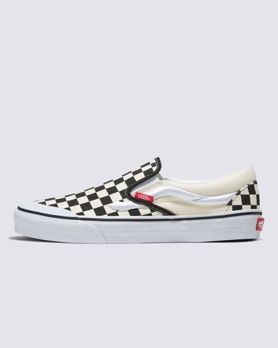 O encontro entre dois ícones que carregam a tradição Vans na essência. O Classic Slip-On sempre foi considerado um dos tênis mais icônicos da Vans, apesar de nunca ter carregado a famosa sidestripe. O Tênis Slip-On Sidestripe Black Checkerboard eleva o tradicional Slip-On para um novo patamar, com biqueiras de borracha e bordados em relevo, desenhando as Sidestripes exatamente onde são exibidas nos clássicos Sk8-Hi e Old Skool. É a combinação perfeita de tudo que você ama na Vans. Não há nada mais Off The Wall do que isso.