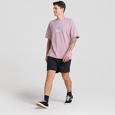 Conforto e estilo são aliados que carregam a essência Vans em todas as peças clássicas. A Bermuda Core Basic Black é confeccionada em algodão e poliéster, proporcionando maior conforto durante o uso. Na cor preta, a bermuda de moletom possui silhueta relaxed - vestindo mais solta no corpo. Com bolsos estilo faca, traz elástico no cós e cordão para ajuste frontal na cintura. Com aplicação de patch bordado com assinatura Vans em “Drop V” na perna direita e etiqueta tecida Vans na parte superior do bolso traseiro. Uma peça tradicional Vans que agrega o estilo “Off The Wall”, compondo um visual totalmente despojado. Para curtir e descansar.