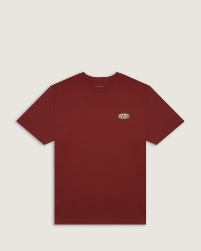 Clássica e estilosa. A Camiseta Raised Up Ss Bordeaux possui mangas curtas para um estilo casual para o dia a dia. Ela é finalizada com uma estampa frontal com assinatura personalizada Vans, na altura do peito, no lado esquerdo.