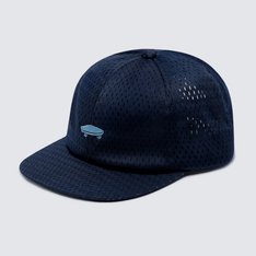 Um acessório marcante que além de te proteger carrega muita personalidade e transmite a cultura street style. Seu visual icônico carrega a identidade Vans na essência. O Boné Parisian Night traz segurança e conforto para qualquer rotina. Presença forte na cultura do esporte e das ruas, características da tradição Vans, o boné é confeccionado em tecido 100% algodão e possui seis painéis, de aba reta e traz patch bordado com o tradicional skate Vans “Off The Wall” aplicado na parte frontal. De tamanho único e regulável no snapback, o modelo é de fácil ajuste.