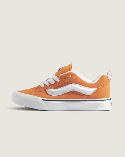 O Tênis Knu Skool Neon Orange é uma interpretação moderna de um estilo clássico dos anos 90, definido por sua língua bufante e SideStripe™ em 3D, finalizada com cadarços robustos. Com perfil e detalhes de estilo marcantes, o Knu Skool se inspira no Old Skool original, combinando um ícone do passado com as tendências atuais.