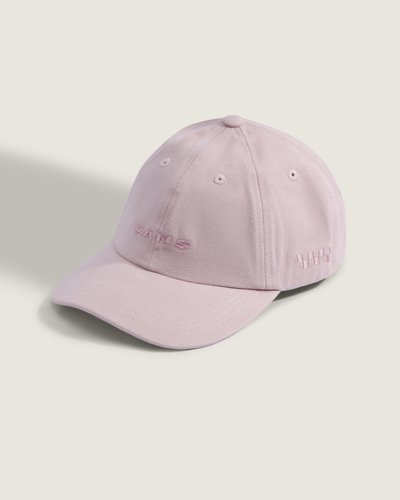 O Boné Check Side Curved Bill Jockey Pink Dawn adota o formato clássico de seis painéis e adiciona a respirabilidade da tela com um toque especial - bordados exclusivos Vans na parte frontal e lateral. Estrutura leve e aba curva completam o ajuste.