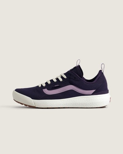 Máximo conforto e aliado de todas as rotinas. Esteja sempre pronto para o inesperado com o Tênis Ultrarange Exo Mte Dark Purple. Com um solado co-moldado construído em padrão tratorado em waffle - exclusividade Vans - ele maximiza a cobertura, aderência e durabilidade da borracha. A nova entressola UltraCush™ Lite traz conforto e leveza para o calce. O modelo de cano baixo possui cabedal com inspiração na silhueta do icônico Old Skool - em camurça, tecido e sintético roxo - totalmente respirável, com biqueira e antepé de borracha renovado, deixando o calce no ajuste ideal. O Exo Skeleton fornece apoio integrado nos dedos e na parede lateral medial, com uma trava de calcanhar para um ajuste seguro. No calcanhar e lingueta, traz puxadores, facilitando o calce. O tradicional skate “Vans Off The Wall” é aplicado na heeltab do calcanhar. Traz etiqueta Vans aplicada na lateral do tênis, enquanto a assinatura “Vans Ultrarange” é aplicada na lingueta. Conforto e estilo dentro e fora das pistas.