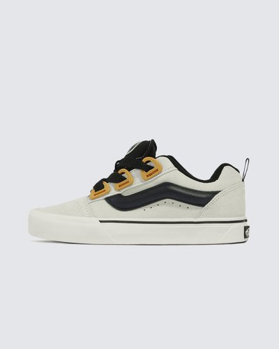 Com inspiração no estilo “volumoso” típico dos anos 90, o Knu Skool é a interpretação contemporânea do estilo clássico de uma década que representa o cenário do skate. Caracterizado por sua lingueta volumosa e Sidestripe Vans moldada em 3D, o Tênis Knu Skool Dr Utility Pop Egret traz o acabamento marcado por cadarços oversized e robustos. Apresenta heeltab do skate tradicional com inscrição Vans em “Drop V” e “Off The Wall” aplicada no calcanhar, com etiqueta tecida “Vans Off The Wall” aplicada na lingueta. Com perfil marcante e detalhes em estilo dramático dos anos 90, esse tênis lendário brinca com o original Old Skool, reverenciando um ícone do passado com as tendências do presente.