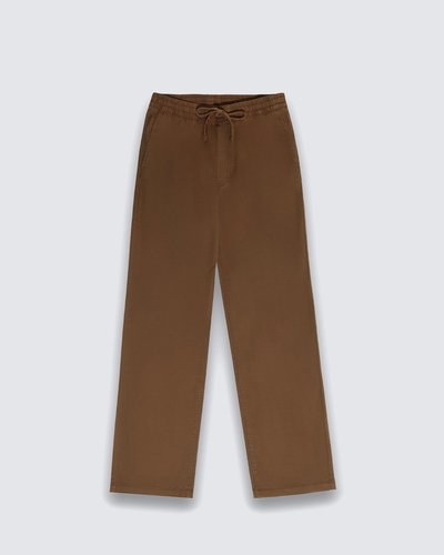 A Calça Tortoise Shell apresenta um cós com elástico confortável e é feita de algodão macio com elastano. Os bolsos estilo faca frontais são acompanhados por um bolso de moedas no lado direito, e detalhes bordados Vans em “Drop-V”, proporcionando reforço com um toque de tradição. O modelo possui um passador para chave no cós traseiro ao lado direito e uma nova etiqueta costurada internamente na bainha para adicionar um detalhe da marca ao dobrar as pernas. O caimento solto leva o conforto a um novo patamar.
