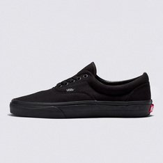 O tênis Vans Era foi o primeiro modelo projetado para skatistas e pensado por skatistas. Introduzido em 1976 e originalmente chamado Vans #95, o Vans Era tornou-se popular pelos lendários Z-Boys e continua sendo o tênis de escolha para skatistas, surfistas e pessoas criativas em todo o mundo. O Tênis Era True White possui cabedal de lona resistente na cor preta, viras laterais de borracha com biqueiras reforçadas para suportar o desgaste por repetição, ilhós de metal, colarinho acolchoado para dar apoio e flexibilidade e a original sola Waffle de borracha original Vans.