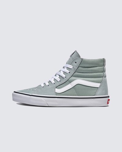 Husa. 1978, indo mais alto

O Sk8-Hi, inicialmente conhecido como Style 38, evoluiu a partir dos clássicos da Vans para atender às demandas do skate do final dos anos 70. Seu design de cano alto adicionou proteção ao tornozelo para manobras mais difíceis e terrenos verticais. Um elemento essencial do skate que se tornou um ícone cultural, combina estilo atemporal com desempenho confiável.