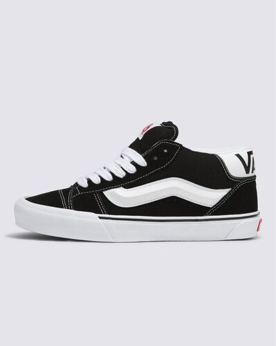 Um tênis volumoso de cano médio dos anos 90 inspirado no passado, construído para os dias de hoje. O Tênis Knu Skool Mid Black White é uma interpretação moderna de um estilo clássico dos anos 90, com cano médio para maior conforto e estilo dramático. Definido por sua lingueta volumosa, sidestripe moldada em 3D e assinatura Vans em “Drop V” em relevo no colarinho traseiro, este tênis marcante revisita as silhuetas do Old Skool original, combinando um ícone do passado com as tendências atuais.