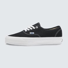Nascido em Anaheim, Califórnia, em 1966, o Authentic é o estilo tradicional original da Vans. Originalmente conhecido como Vans #44 Deck Shoes, o Authentic se tornou um ícone cult imediato e incorpora a atitude “Off The Wall” desde então. Construído com um perfil simples com cadarço, o Tênis Authentic Vault Og Lx Black White é um clássico que mantém viva a vibe Old Skool.