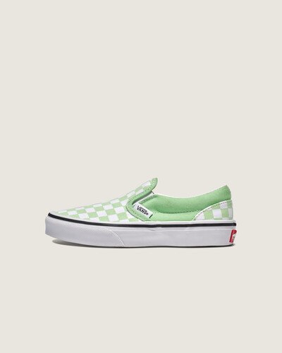 Um ícone do skate e da cultura desde 1979

O tênis Slip-On Checkerboard, originalmente Style 98, evoluiu de um sapato de barco da Vans para um clássico do skate. Com gola acolchoada, sola waffle aderente e parte superior sem cadarços, ele incorpora estilo e função sem esforço. Este design atemporal continua sendo um símbolo do espírito Off The Wall da Vans e das raízes do sul da Califórnia. Agora parte da Coleção Color Theory, foi reinventado em tons vibrantes para uma abordagem nova e criativa.