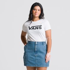 Clássico Vans é atemporal. Autenticidade “Off The Wall” na essência. Um visual tradicional que nunca sai de moda. A Camiseta Flying V Crew White é icônica e não passa despercebida. De silhueta clássica com corte mais ajustado ao corpo, a camiseta feminina branca de manga curta Vans é confeccionada em algodão 100%, gola canelada, costuras aparentes em pespontos nas mangas e barra, com etiqueta tecida com logotipo Vans aplicada na lateral. Apresenta estampa frontal icônica com assinatura Vans em “Drop V” centralizado na altura do peito, em silk à base d’água. Perfeita para todos os momentos.