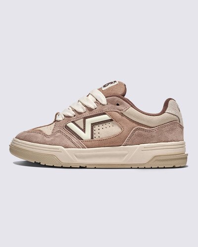 Projetado em 1999. Reimaginado para hoje. 

Conheça o Upland Shoe, um tênis do passado reprojetado para o futuro. Pegamos o clássico robusto de cano baixo dos anos 90 e adicionamos alguns toques modernos. O formato redesenhado do pé traz melhor ajuste e conforto, enquanto materiais elevados combinam durabilidade e estilo. Com atacadores grandes e logótipos arrojados, os Upland ligam perfeitamente a nossa herança com tudo o que hoje nos reserva.