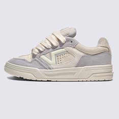 Projetado em 1999. Reimaginado para hoje. 

Conheça o Upland Shoe, um tênis do passado reprojetado para o futuro. Pegamos o clássico robusto de cano baixo dos anos 90 e adicionamos alguns toques modernos. O formato redesenhado do pé traz melhor ajuste e conforto, enquanto materiais elevados combinam durabilidade e estilo. Com atacadores grandes e logótipos arrojados, os Upland ligam perfeitamente a nossa herança com tudo o que hoje nos reserva.