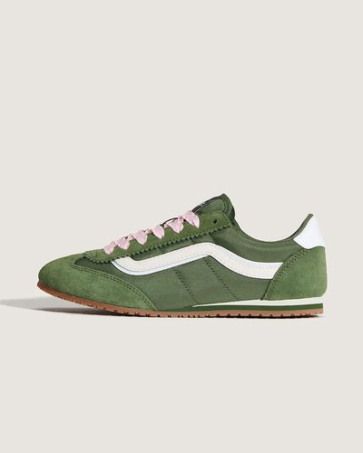 Versatilidade retrô. Inspirado na Coleção Serio dos anos 80 - combinando estilo retrô com um toque moderno. O Tênis Super Lowpro Chou Lace Green Pink revive um legado de perfil baixo, inspirado nos perfis elegantes e baixos dos tênis de corrida e flats dos anos 80. Inspirado no Serio Style 84, ele canaliza a incursão passada em calçados esportivos, combinando design tradicional com versatilidade para o dia a dia. Leve e feito para se movimentar, ele se mantém fiel ao legado da Vans - de ir além do skate.
