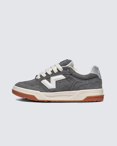 Projetado em 1999. Reimaginado para hoje

Conheça o Upland Shoe, um tênis do passado reprojetado para o futuro. Pegamos o clássico robusto de cano baixo dos anos 90 e adicionamos alguns toques modernos. O formato redesenhado do pé traz melhor ajuste e conforto, enquanto materiais elevados combinam durabilidade e estilo. Com atacadores grandes e logótipos arrojados, os Upland ligam perfeitamente a nossa herança com tudo o que hoje nos reserva.