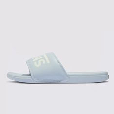 Deslize no conforto com o Chinelo Slide-On La Costa Slide On Light Blue. Com inspiração no solado vulcanizado dos clássicos Vans, o chinelo slide-on apresenta silhueta com uma tira larga em nobuck sintético lilás com assinatura Vans em “Drop V”. Com forro de borracha macia e tecido elástico, o modelo possui palmilhas UltraCush super macias que incluem suporte de arco embutido e as solas waffle UltraCush™ Lite injetadas com leveza, flexibilidade e durabilidade. Esse modelo vai te acompanhar na correria de um dia inteiro. O logo “Vans Off The Wall” é aplicado na heeltab do calcanhar.
Características do produto: 
• Inspirado nas solas vulcanizadas clássicas da Vans; 
• Tiras de nobuck sintético com estampa icônica Vans em “Drop V”; 
• Borracha macia e forro de tecido elástico para conforto; 
• Sola waffle UltraCush Lite injetada leve, flexível e durável; 
• Produzido com tintas e colas à base de água.