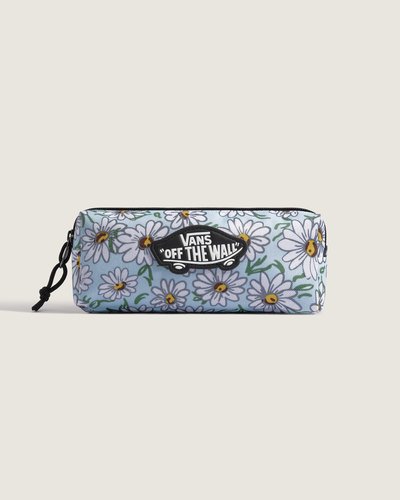 Leve um estilo “Off The Wall” para a sala de aula com o Bolsa Otw Pencil Pouch Boys Fresh Flower Crystal Blue Infantil. Confeccionado em tecido 100% poliéster reciclado, o estojo possui fechamento por zíper com puxador em atacador, com detalhe em nó estiloso. O modelo acomoda lápis, canetas, demais itens escolares e de escritório. Com estampa icônica floral, o estojo organizador traz aplicação de patch bordado, com assinatura Vans em “Drop V” no clássico skate "Off The Wall”. A equipe da Vans estabeleceu metas ambiciosas de sustentabilidade. Grandes ou pequenos, todos os esforços resultam em mudanças positivas. Para ganhar o logotipo do globo Checkerboard, pelo menos 30% do produto deve ser feito de um ou uma combinação de materiais reciclados, renováveis e/ou regenerativos. Para saber mais sobre a Vans® e sua jornada em direção a materiais sustentáveis, acesse www.vans.com.br/sustentabilidade.