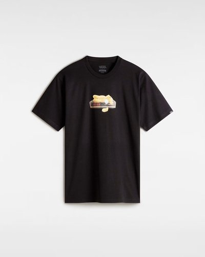 A Camiseta Times Up Ss Black de manga curta, possui gola redonda e caimento que veste mais solto. O modelo apresenta estampa frontal de um ursinho de pelúcia tirando uma soneca em cima de um relógio despertador antigo, com a data de origem da Vans® (19:66), cronometrada para o alarme.