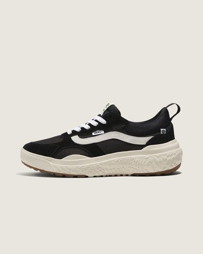 Um jeito sustentável de se preparar para o inesperado. Aqui, ali, em qualquer lugar. Combinando o conforto e a versatilidade do UltraRange com as diretrizes de design VR3 da Vans, o Tênis Ultrarange Neo Vr3 Digital Dementia Black White ajuda você a explorar os momentos inesperados do dia com escolhas sustentáveis ao longo da jornada. A equipe da Vans traçou metas ambiciosas de sustentabilidade. Grandes ou pequenos, todos os esforços se somam para mudanças positivas. Para poder estampar o logotipo VR3 Checkerboard Globe, pelo menos 30% do produto deve ser feito de materiais reciclados ou por uma combinação de materiais reciclados, renováveis e/ou regenerativos.Para saber mais sobre a Vans e sua jornada rumo ao uso de materiais sustentáveis, visite o site vans.com.br/sustentabilidade.