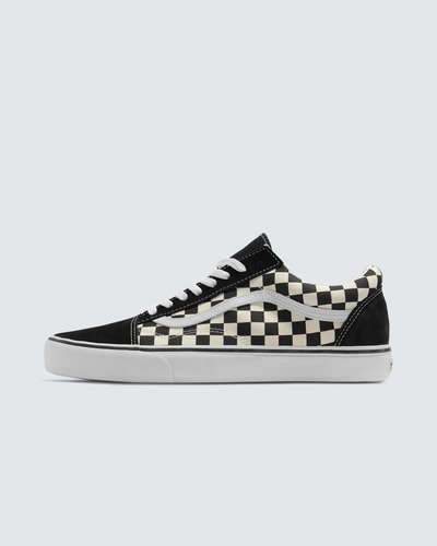 Em 1977, o tênis Old Skool, originalmente nomeado de Vans #36 foi lançado sendo o primeiro a conter a icônica sidestripe na lateral. O que começou como um rabisco de Paul Van Doren, originalmente chamado de “Jazz Stripe”, se tornou um dos ícones da marca Vans. O Tênis Old Skool Primary Checkerboard Black White é um tênis de cano baixo com cadarço que possui cabedal de lona têxtil e camurça resistente na cor preta com estampa lendária em checkerboard em preto e branco, sidestripe em couro branco e viras laterais de borracha na cor branca com biqueiras reforçadas para suportar o desgaste por repetição, cano acolchoado para dar suporte e flexibilidade e a clássica sola de borracha waffle vulcanizada exclusiva Vans.