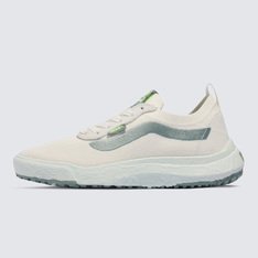 Para a temporada, a equipe da Vans repensou, re-projetou e reconstruiu cada parte da estética e tecnologias do UltraRange para torná-lo mais sustentável. A renovação do Tênis Ultrarange Vr3 Multi apresenta entressola EcoCush™ moldada com espuma 50% Bio-Based, construção leve, sola de borracha EcoRubber™ de fontes renováveis e cabedal respirável em knit, projetado com 50% algodão orgânico, 34% rPET, 14% Nylon reciclado e 2% Spandex, para reduzir o desperdício na produção em comparação com o cabedal tradicional de corte e costura da Vans. O UltraRange VR3 é a manifestação de uma ideia: que não se trata de para onde vamos, mas de como chegamos lá. A equipe da Vans traçou metas ambiciosas de sustentabilidade. Grandes ou pequenos, todos os esforços se somam a mudanças positivas. Para poder estampar o logotipo VR3 Checkerboard Globe, pelo menos 30% do produto deve ser feito de materiais reciclados, renováveis e/ou regenerativos. Para saber mais sobre a Vans e sua jornada de materiais sustentáveis, acesse vans.com.br/sustentabilidade.
Características do Produto: 
• Cabedal em Knit com 50% Algodão Orgânico, 34% rPET, 14% Nylon Reciclado e 2% Spandex; 
• Palmilha: a nova entressola EcoCush™ é produzida com pelo menos 50% Bio-Based, borracha EcoRubber derivada de fontes renováveis; 
• Solado: toda a borracha usada para produzir a sola VR3Waffle™ (60% do composto) é uma borracha natural cultivada de forma regenerativa, proveniente de fazendas que utilizam práticas agrícolas destinadas a promover a biodiversidade, melhorar os ciclos da água, melhorar a saúde do solo e/ou sequestrar carbono. Este novo composto de borracha foi desenvolvido e projetado para manter a aderência e durabilidade que fazem parte da história da Vans desde 1966.