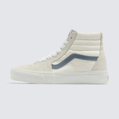 Husa. 1978, indo mais alto

O Sk8-Hi, inicialmente conhecido como Style 38, evoluiu a partir dos clássicos da Vans para atender às demandas do skate do final dos anos 70. Seu design de cano alto adicionou proteção ao tornozelo para manobras mais difíceis e terrenos verticais. Um elemento essencial do skate que se tornou um ícone cultural, combina estilo atemporal com desempenho confiável.