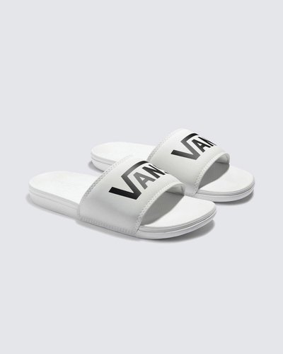 Deslize no conforto com o Chinelo Slide-On La Costa Slide On Marshmallow. Com inspiração no solado vulcanizado dos clássicos Vans, o chinelo slide-on apresenta silhueta com uma tira larga em nobuck sintético branco com assinatura Vans em “Drop V”. Com forro de borracha macia e tecido elástico, o modelo possui palmilhas UltraCush super macias que incluem suporte de arco embutido e as solas waffle UltraCush™ Lite injetadas com leveza, flexibilidade e durabilidade. Esse modelo vai te acompanhar na correria de um dia inteiro. O logo “Vans Off The Wall” é aplicado na heeltab do calcanhar.