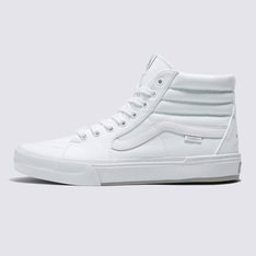 A Vans se uniu aos ícones do BMX Perris Benegas e Dennis Enarson para criar uma coleção exclusiva de tênis e roupas para todos os praticantes de BMX. A coleção Vans BMX de Perris e Dennis é uma celebração de costa à costa da comunidade, cultura e BMX. Seus logotipos personalizados, destacados no design exclusivo do tênis de cada motociclista, também estão representados nas roupas da coleção, incluindo a Jaqueta Perris & Dennis Reversible Torrey Benegas X Enarson Black Grape Leaf. Perris decidiu levantar voo com o BMX Sk8-Hi em branco e cinza. Construído para todos os praticantes de BMX, o Tênis Bmx Sk8-Hi Benegas X Enarson Black Multi traz um logotipo personalizado que adorna o calcanhar, a bandeira e a palmilha. O modelo de cano alto atende às demandas de desempenho de seu piloto, graças a um chassi WaffleCup™ específico para BMX feito de um composto de borracha VDFPR, uma palmilha PopCush™ com retorno de energia e uma parte superior de lona durável para maior absorção de impacto. Com tecnologia Duracap nas áreas de maior atrito com o pedal da bike.