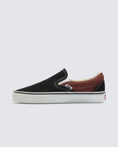 Em 1977, o tênis Slip-On, conhecido originalmente como Vans #98 é apresentado e com a ajuda de skatistas e atletas de BMX, virou uma febre no sul da Califórnia. Anos depois, ganhou atenção e apelo internacional quando apareceu nos pés de Jeff Spiccoli, personagem interpretado por Sean Penn no filme Fast Times at Ridgemont High, de 1982, tornando-se um dos maiores ícones da Vans. O Tênis Slip-On 2-Tone Red Ochre possui perfil baixo, cabedal de lona têxtil resistente, cano acolchoado, elástico nas laterais, viras laterais de borracha na cor branca com biqueiras reforçadas para suportar o desgaste por repetição e a original sola de borracha Waffle exclusiva Vans.