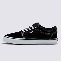 Um tênis inspirado na tradição e que carrega a essência “Off The Wall” da Vans, pronto para o skate. O Tênis Skate Chukka Low Black White, foi projetado pela equipe de skate da Vans com inspiração nos modelos icônicos como o Authentic e o Chukka Boot, combinando os cabedais clássicos de camurça e lona com o melhor em aderência, flexibilidade e sensibilidade à prancha.