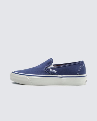 Com inspiração no tema náutico, a Vans Anaheim Factory lança o Tênis Slip-On Anaheim Factory Og Navy. O modelo traz referência nos antigos calçados náuticos com a proposta de uma silhueta totalmente desconstruída: o cabedal com inspiração vintage apresenta tecido de lona resistente azul, com detalhe em elástico nas laterais. Atemporal, ele oferece conforto ao máximo com a palmilha Ortholite® atualizada. O tênis slip-on Vans sem cadarço é casual para uso diário e compõe o visual no seu lifestyle. Com sola de borracha waffle exclusiva e original flag Vans aplicada na lateral do tênis.Aproveite a Black Friday Vans e adquira já seu novo produto Off The Wall
