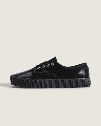 Nascido em Anaheim, Califórnia, em 1966, o Authentic é o estilo tradicional original da Vans e carrega a atitude Off The Wall desde então. O Tênis Authentic Creeper Patent Black Black combina construção em couro com ilhós metálicos e cadarços coordenados, bico redondo e sola vulcanizada com perfil creeper que oferece suporte e conforto. O acabamento e o toque do material valorizam a robustez e a flexibilidade do modelo.