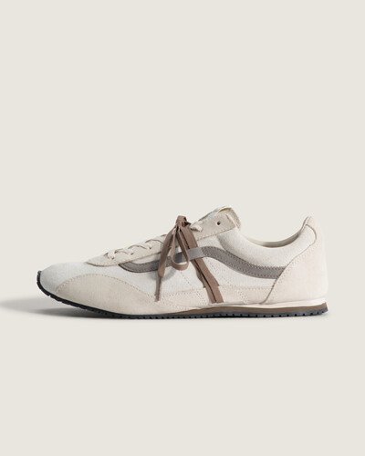 Na tradição da Vans, este tênis transita entre referência retrô e acabamento atual. Confeccionado em couro com aplicações em camurça pig suede, o modelo traz sidestripe lateral, cadarços com acabamento metálico e sola de borracha de perfil baixo montada em cold cement. Palmilha forrada oferece conforto imediato e a construção reforça a união entre cabedal e sola, garantindo suporte e sensação acolchoada