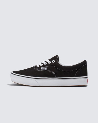 Quando os clássicos se unem ao conforto. A Vans renovou a silhueta clássica do Era introduzindo a tecnologia ComfyCush: uma sola mais macia e acolchoada que oferece ao ComfyCush Era um ajuste sem igual com a sensação de que estamos andando nas nuvens. Apresentando uma construção co-moldada de espuma e borracha para a combinação perfeita de conforto e aderência, com o Tênis Era Comfycush Black True White é possível se sentir confortável o tempo todo, mantendo a estética atemporal do icônico tênis de cadarço. Esse visual tradicional também é equipado com solas de borracha que proporcionam durabilidade e tração, interiores simplificados de peça única com maior suporte no arco e forro com material que absorve a umidade em todo o interior do tênis. Junto com o cabedal de lona de 170g que se concentra na estabilização da lingueta, o tênis na cor preta confere um toque retrô aos estilos esportivos da Vans do início dos anos 90 e oferece uma experiência em que o conforto é vital.
Características do produto: 
• Construído com uma peça única para oferecer um ajuste confortável; 
• Espuma ComfyCush da Vans que oferece mais conforto; 
• Maior suporte no arco; 
• Solas de borracha que oferecem maior durabilidade e tração; 
• Cabedais de lona de 170g com foco na estabilização da lingueta; 
• Forro com materiais que absorvem a umidade.