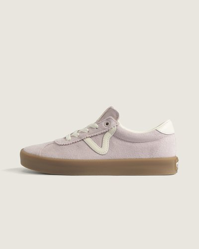 Inspirado nos clássicos da Vans, o Sport Low é uma interpretação moderna dos estilos retrô icônicos da década de 90 da Vans, mantendo viva a herança e todo o legado da época. O modelo recria o visual da silhueta original do Skate Vans Sport. Desde o colarinho mais baixo e aberto até a língua estendida, passando pela marcante Sidestripe com design exclusivo em "V" e pelos detalhes coloridos, o Tênis Sport Gum Sepia Rose de cano baixo vulcanizado combina perfeitamente uma estética inspirada no skate, com detalhes retrô únicos.
