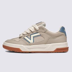 Projetado em 1999. Reimaginado para hoje. 

Conheça o Upland Shoe, um tênis do passado reprojetado para o futuro. Pegamos o clássico robusto de cano baixo dos anos 90 e adicionamos alguns toques modernos. O formato redesenhado do pé traz melhor ajuste e conforto, enquanto materiais elevados combinam durabilidade e estilo. Com atacadores grandes e logótipos arrojados, os Upland ligam perfeitamente a nossa herança com tudo o que hoje nos reserva.