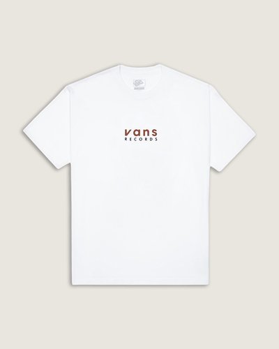 Um clássico irreverente para todos os momentos. A Camiseta Vans Records Ss White com gola redonda traz um ajuste relaxado, proporcionando conforto. Fácil de vestir, o modelo traz estampa frontal, com assinatura colorida Vans®, com inscrição “Vans Records”, centralizadas na altura do peito. Para relaxar e curtir todos os momentos com estilo. Essa é a essência “Off The Wall”.