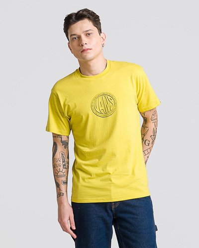 Tradição e originalidade estão presentes na cultura da Vans desde 1966. A personalidade e estilo inconfundível se destacam em todos os seus clássicos. A Camiseta Classic Bold SS Warm Olive de manga curta é confeccionada em tecido de algodão. Com modelagem clássica, traz gola redonda e estampa em arte exclusiva, resgatando o logotipo lendário que faz parte da história da Vans, centralizada na altura do peito, em silk à base d’água. Traz etiqueta tecida Vans aplicada na manga.