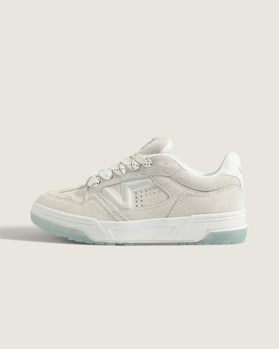 O Tênis Upland Popped Outsole White traz o legado icônico da VANS em um modelo que une construção clássica e conforto cotidiano. Cabedal em leather com painéis em camurça e perfurações laterais adiciona textura enquanto a montagem cold cement entrega acabamento limpo e resistência. Fechamento por cadarço proporciona ajuste seguro, palmilha forrada garante sensação acolchoada, bico redondo e design inspirado no retro completam a proposta do Upland.