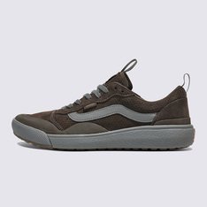 Máximo conforto e aliado de todas as rotinas. Esteja sempre pronto para o inesperado com o Tênis Ultrarange Exo Se Mte Perf Suede Dark Brown. Com um solado co-moldado construído em padrão tratorado em waffle - exclusividade Vans - ele maximiza a cobertura, aderência e durabilidade da borracha. A nova entressola UltraCush™ Lite traz conforto e leveza para o calce. O modelo de cano baixo possui cabedal com inspiração na silhueta do icônico Old Skool - em camurça, tecido e sintético marrom - totalmente respirável, com biqueira e antepé de borracha renovado, deixando o calce no ajuste ideal. O Exo Skeleton fornece apoio integrado nos dedos e na parede lateral medial, com uma trava de calcanhar para um ajuste seguro. No calcanhar e lingueta, traz puxadores, facilitando o calce. O tradicional skate “Vans Off The Wall” é aplicado na heeltab do calcanhar. Traz etiqueta Vans aplicada na lateral do tênis, enquanto a assinatura “Vans Ultrarange” é aplicada na lingueta. Conforto e estilo dentro e fora das pistas.