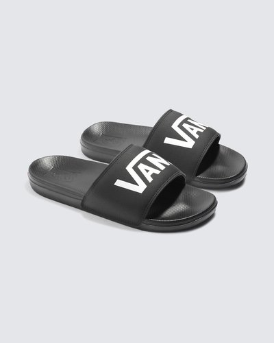 Deslize no conforto com o Chinelo Slide-On La Costa Slide On Vans Black. Com inspiração no solado vulcanizado dos clássicos Vans, o chinelo slide-on apresenta silhueta com uma tira larga em nobuck sintético preto com assinatura Vans em “Drop V”. Com forro de borracha macia e tecido elástico, o modelo possui palmilhas UltraCush super macias que incluem suporte de arco embutido e as solas waffle UltraCush™ Lite injetadas com leveza, flexibilidade e durabilidade. Esse modelo vai te acompanhar na correria de um dia inteiro. O logo “Vans Off The Wall” é aplicado na heeltab do calcanhar.