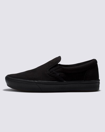 Quando os clássicos se unem ao conforto. A Vans renovou a silhueta icônica do Classic Slip-On introduzindo a tecnologia ComfyCush: uma sola mais macia e acolchoada que oferece ao ComfyCush Slip-On um ajuste sem igual com a sensação de andar nas nuvens. Apresentando uma construção co-moldada de espuma e borracha para a combinação perfeita de conforto e aderência, com o ComfyCush Slip-On é possível se sentir confortável o tempo todo, mantendo a estética icônica do slip-on original. Esse visual atemporal também é equipado com solas de borracha que proporcionam durabilidade e tração, interiores simplificados de peça única com maior suporte no arco e forro com material que absorve a umidade em todo o interior do tênis. Com cabedal de lona de 170g que se concentra na estabilização da lingueta, o Tênis Slip-On ComfyCush Black Black confere um toque retrô aos estilos esportivos da Vans do início dos anos 1990 e oferece uma experiência em que o conforto é vital.