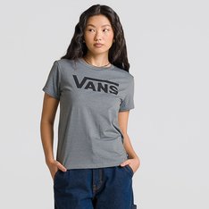 Clássico Vans é atemporal. Autenticidade “Off The Wall” na essência. Um visual tradicional que nunca sai de moda. A Camiseta Flying V Crew Grey Heather é icônica e não passa despercebida. De silhueta clássica com corte mais ajustado ao corpo, a camiseta feminina cinza de manga curta Vans é confeccionada em algodão 100%, gola canelada, costuras aparentes em pespontos nas mangas e barra, com etiqueta tecida com logotipo Vans aplicada na lateral. Apresenta estampa frontal icônica com assinatura Vans em “Drop V” centralizado na altura do peito, em silk à base d’água. Perfeita para todos os momentos. Tipo de caimento: regular. A modelo tem 1,75m e veste tamanho P.