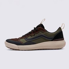 Máximo conforto e aliado de todas as rotinas. Esteja sempre pronto para o inesperado com o Tênis Ultrarange Exo Se Ultrarange Exo Black Olive. Com um solado co-moldado construído em padrão tratorado em waffle - exclusividade Vans - ele maximiza a cobertura, aderência e durabilidade da borracha. A nova entressola UltraCush™ Lite traz conforto e leveza para o calce. O modelo de cano baixo possui cabedal com inspiração na silhueta do icônico Old Skool - em camurça, tecido e sintético - totalmente respirável, com biqueira e antepé de borracha renovado, deixando o calce no ajuste ideal. O Exo Skeleton fornece apoio integrado nos dedos e na parede lateral medial, com uma trava de calcanhar para um ajuste seguro. No calcanhar e lingueta, traz puxadores, facilitando o calce. O logo “Vans Off The Wall” é aplicado na heeltab do calcanhar. Já a etiqueta tecida Vans em checkerboard vem na lateral do tênis, enquanto a assinatura “Vans Ultrarange” é aplicada na lingueta. Conforto e estilo dentro e fora das pistas.
Características do produto: 
• Suporte completo: o Exo Skeleton oferece suporte integrado nos dedos dos pés e na parede lateral medial, com trava no calcanhar para um ajuste seguro; 
• UltraCush™ para conforto: a entressola co-moldada UltraCush™ Lite aumenta o conforto, não o peso; 
• Aderência: as solas com padronagem em waffle invertida e tratorada totalmente envoltas em borracha melhoram a tração e a flexibilidade; 
• Respiração aumentada: uma lingueta UltraCush™ com orifícios de respirabilidade oferece fluxo de ar superior; 
• Materiais: cabedais de camurça premium, tecido e sintético proporcionam uma aparência e sensação elevadas.
