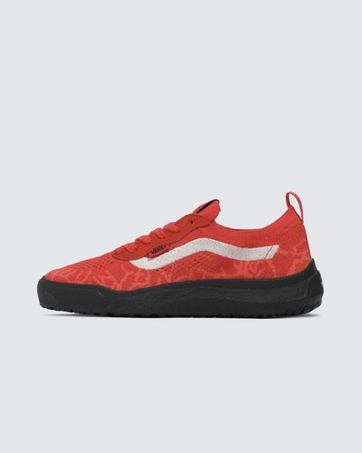 Para a temporada, a equipe da Vans repensou, re-projetou e reconstruiu cada parte da estética e das tecnologias do UltraRange, para torná-lo ainda mais sustentável. A renovação do Tênis Ultrarange Vr3 Mte Fiery Red apresenta entressola EcoCush™ moldada com espuma 50% Bio-Based, construção leve, sola de borracha EcoRubber™ de fontes renováveis e cabedal respirável em knit, projetado com 50% algodão orgânico, 34% rPET, 14% Nylon reciclado e 2% Spandex, para reduzir o desperdício na produção em comparação com o cabedal tradicional de corte e costura da Vans. O UltraRange VR3 é a manifestação de uma ideia: que não se trata de para onde vamos, mas de como chegamos lá. A equipe da Vans traçou metas ambiciosas de sustentabilidade. Grandes ou pequenos, todos os esforços se somam a mudanças positivas. Para poder estampar o logotipo VR3 Checkerboard Globe, pelo menos 30% do produto deve ser feito de materiais reciclados, renováveis e/ou regenerativos. Para saber mais sobre a Vans e sua jornada de materiais sustentáveis, acesse www.vans.com.br/sustentabilidade.