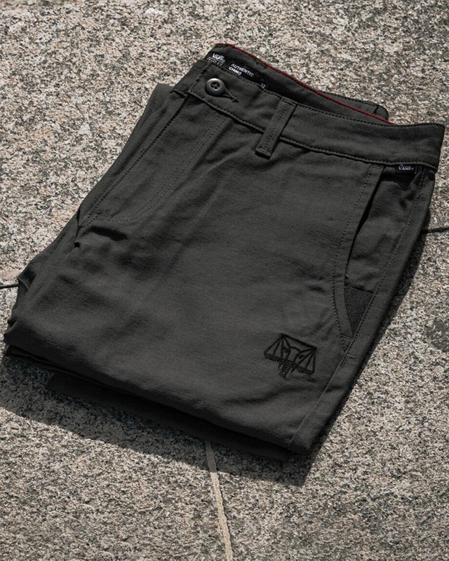 CALÇA AUTHENTIC CHINO GLIDE RELAXTAPER VANS X COURAGE ADAMS ASPHALT